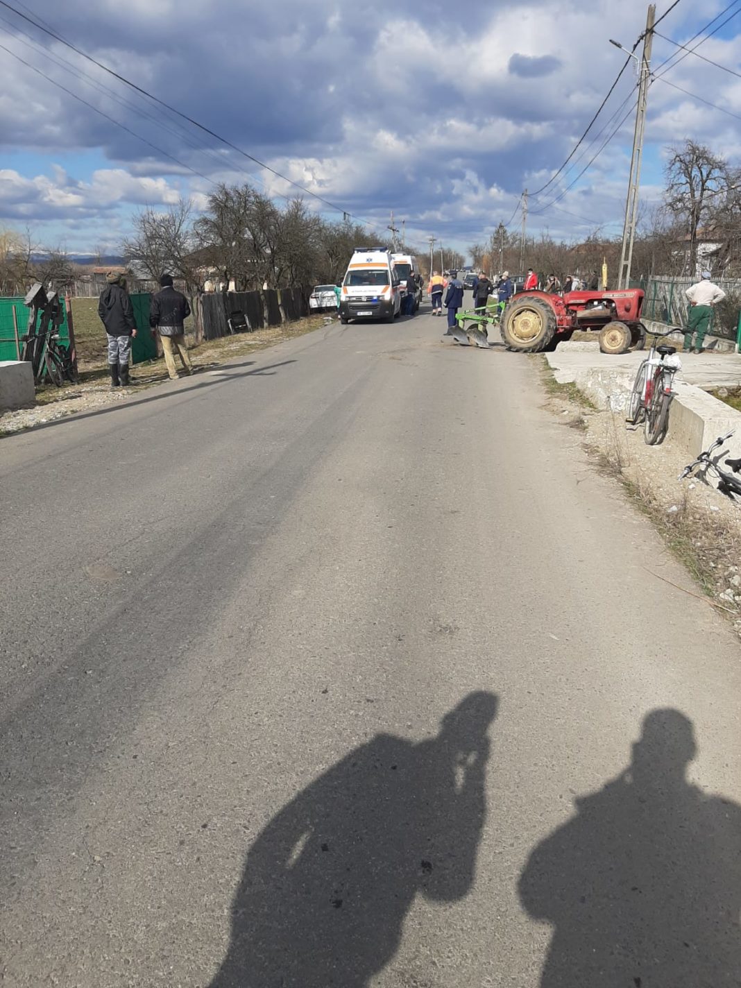 O coliziune a avut loc, în urmă cu puțin timp, în comuna vâlceană Lădești, pe DJ 643 B, între un autoturism și un tractor