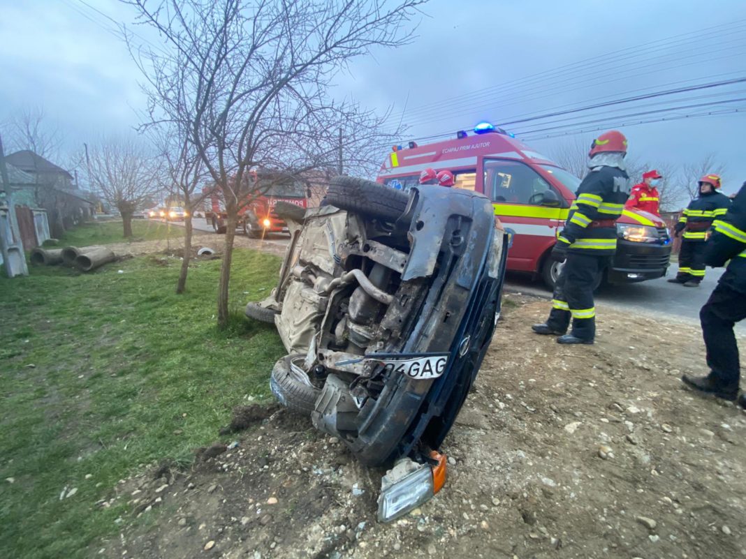 Un bărbat de 61 de ani s-a răsturnat cu mașina în afara părții carosabile și a fugit de locul accidentului. O persoană a fost rănită