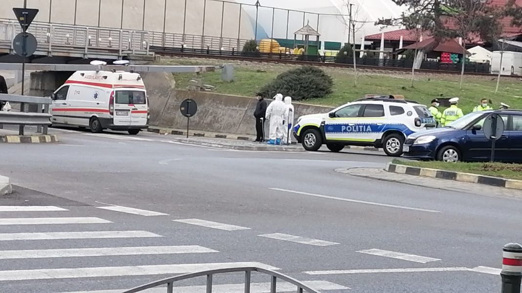 O ambulanță a Serviciului Județean Vâlcea a rămas blocată sub un pasaj