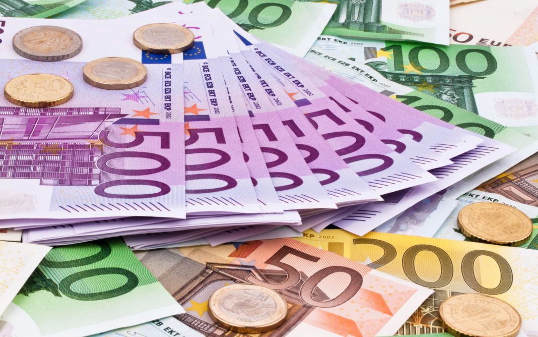 Euro înregistrează din nou un maxim istoric în raport cu leul