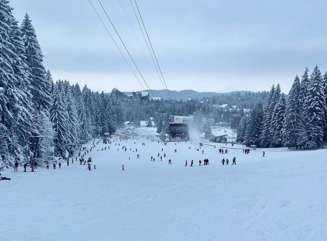 Stațiunea Poiana Brașov rămâne deschisă, nu și terasele din zonă. Comercializarea băuturilor alcoolice, interzisă