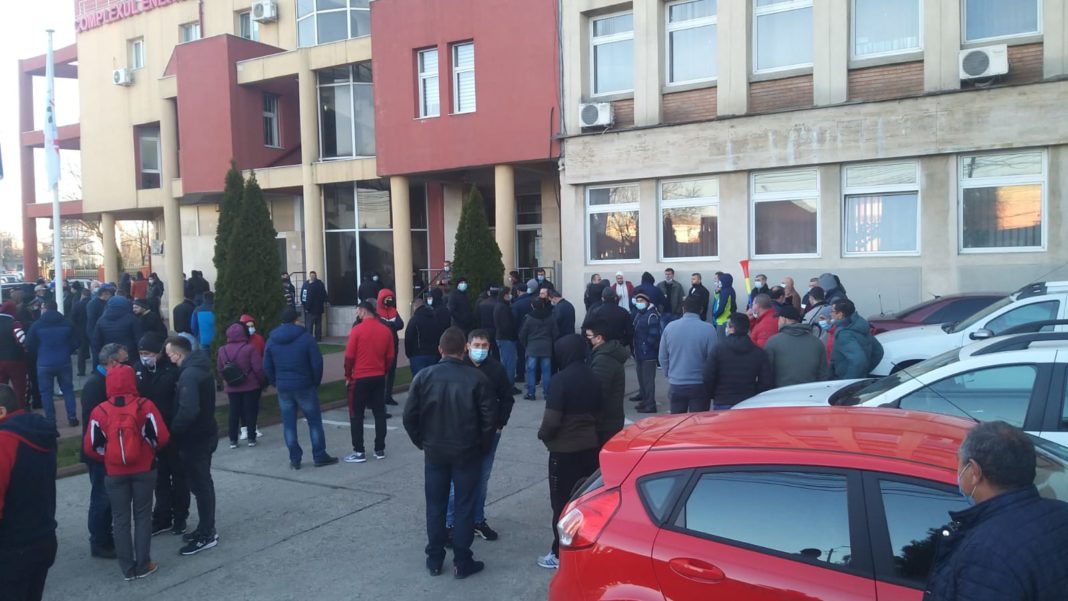 Târgu Jiu: Sute de persoane protestează în fața sediului CEO