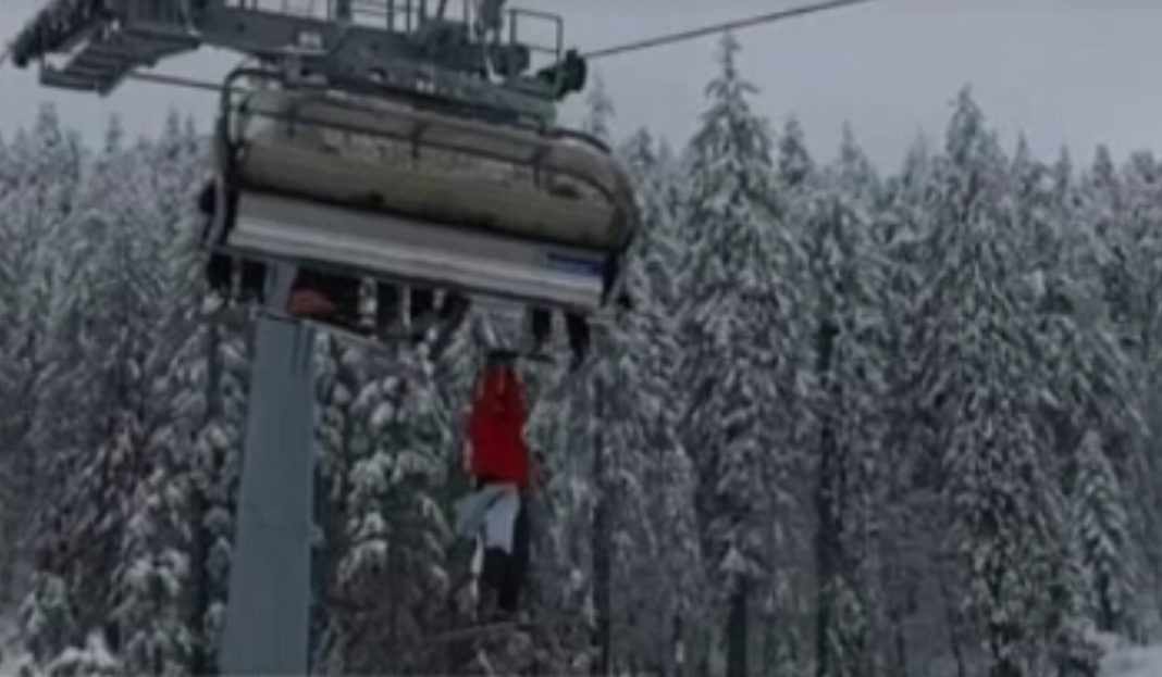 Un schior a rămas atârnat de telescaun la o înălţime de câţiva metri în Poiana Braşov, după ce a încercat să-și recupereze un schi