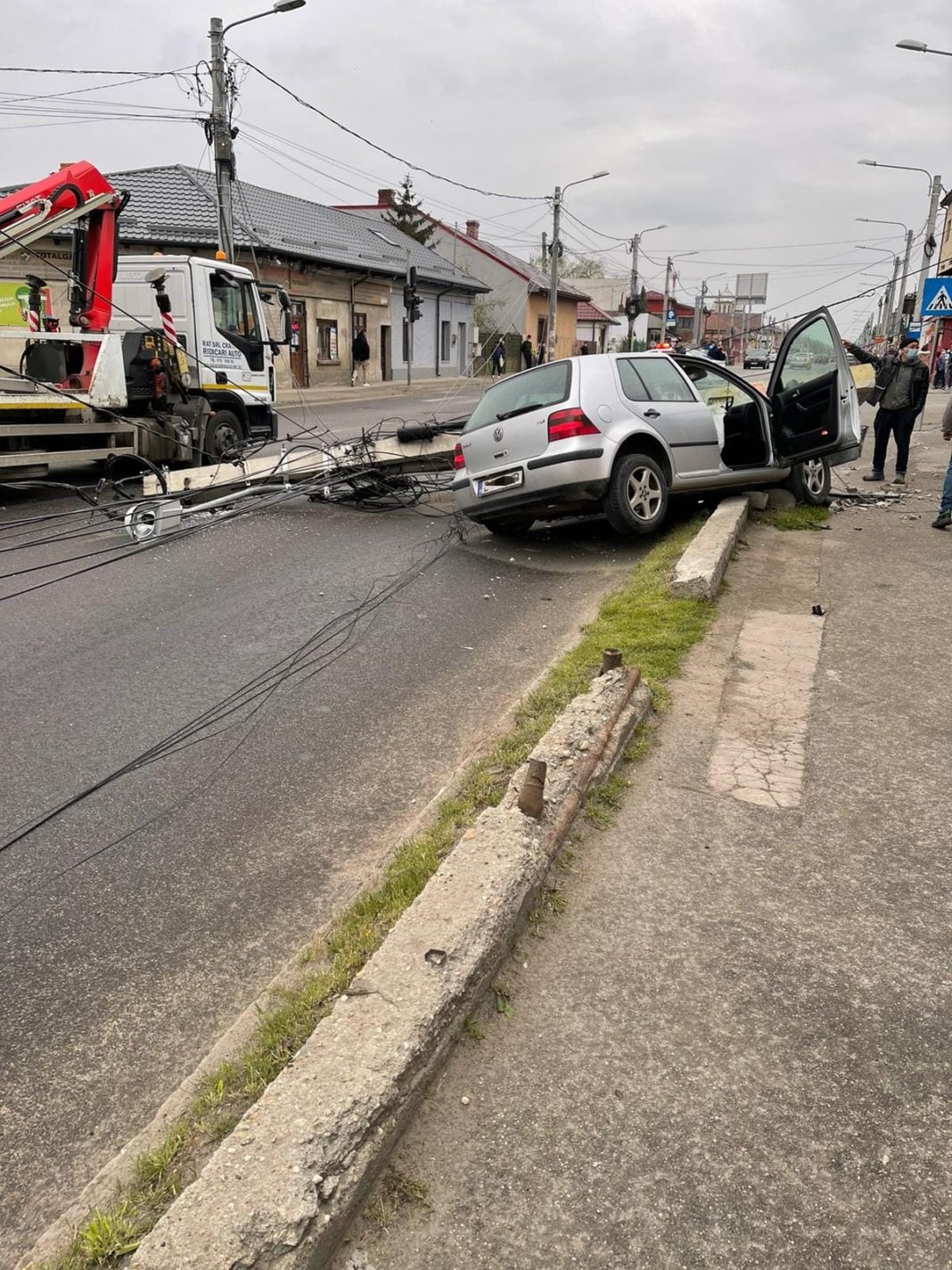 Un șofer băut a intrat cu mașina într-un stâlp, în Craiova