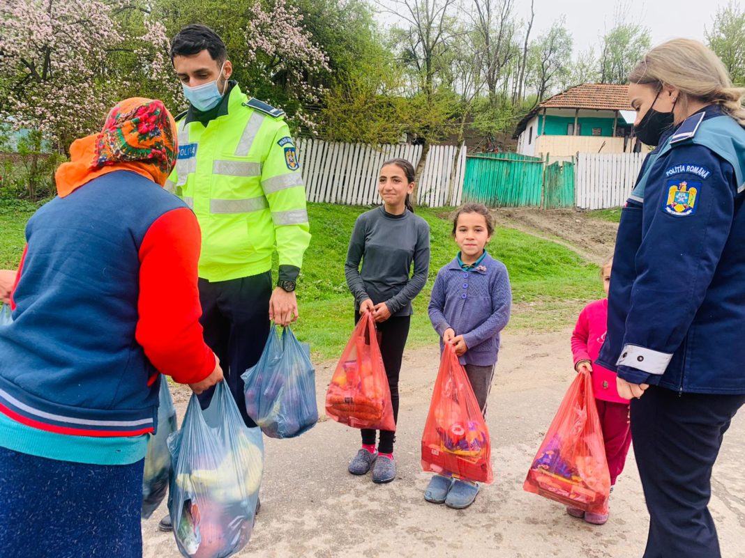 Bucuria Sărbătorilor Pascale, adusă de polițiști în casele a 35 de copii