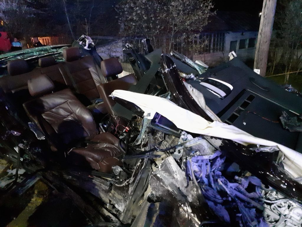 Accident cumplit în comuna Iancu Jianu, din județul Olt. Mașina în care se aflau doi tineri s-a făcut praf. Unul dintre ei a decedat pe loc.