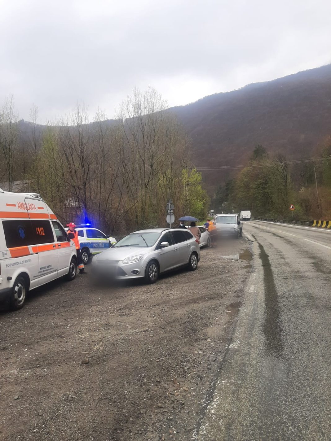 Vâlcea: Doi răniți după un accident între o autoutilitară și trei autoturisme