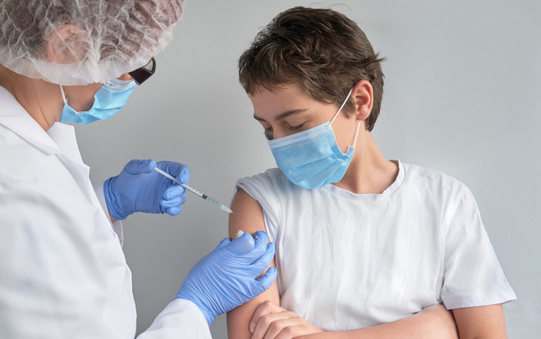 Adolescenţii între 12 şi 15 ani din Israel ar putea primi vaccinul anti-Covid