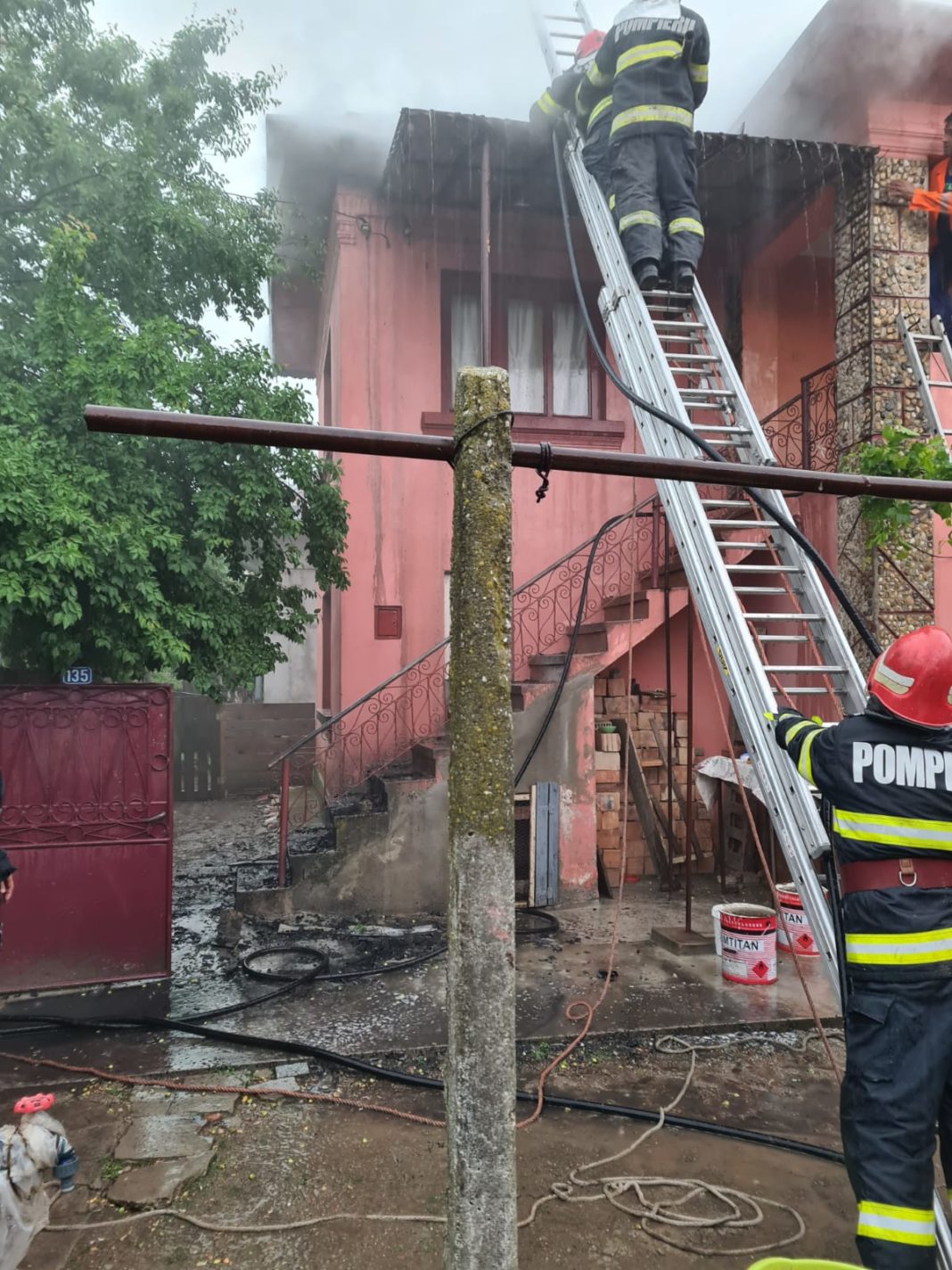 În urma incendiului a ars acoperișul casei de locuit cu învelitoare din tablă pe o suparafață de aproximativ 40 mp