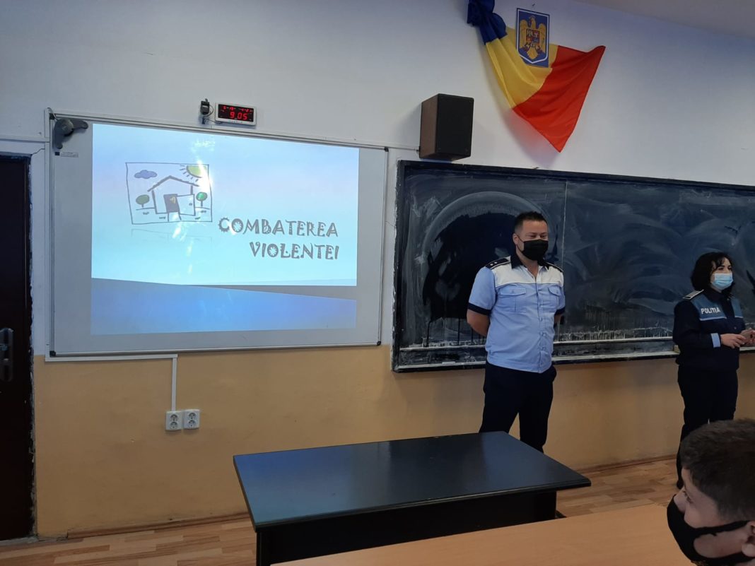 Elevilor le sunt prezentate materiale video pe tema prevenirii bullying-ului