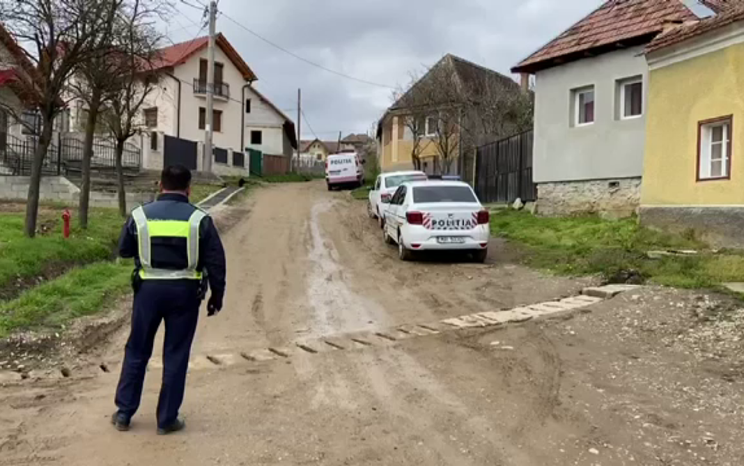 Doi copii mici au fost uciși într-o localitate din Maramureș, iar suspectă este chiar mama acestora. Polițiștii o audiază pe femeie