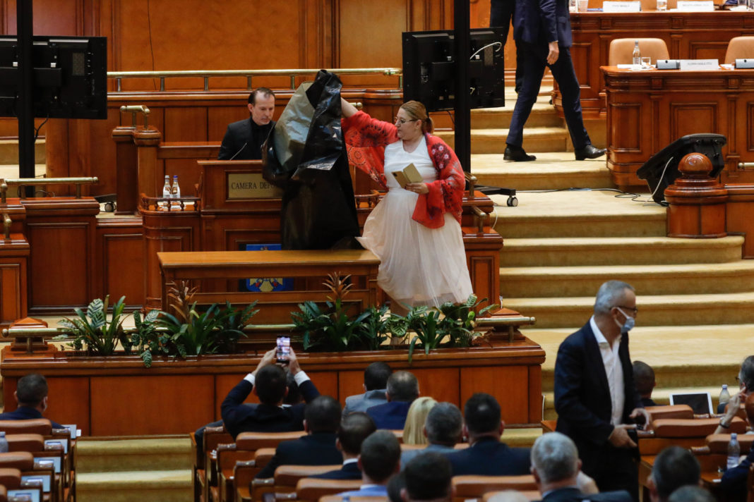 Diana Șoșoacă a pus un sac de morgă pe masa premierului (Inquam Photos / George Călin)