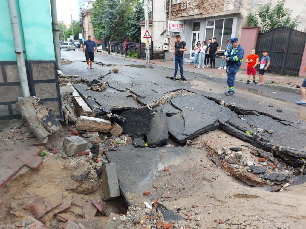 Craiova, sub ape! Străzi și case inundate, copaci rupți și autoturisme avariate