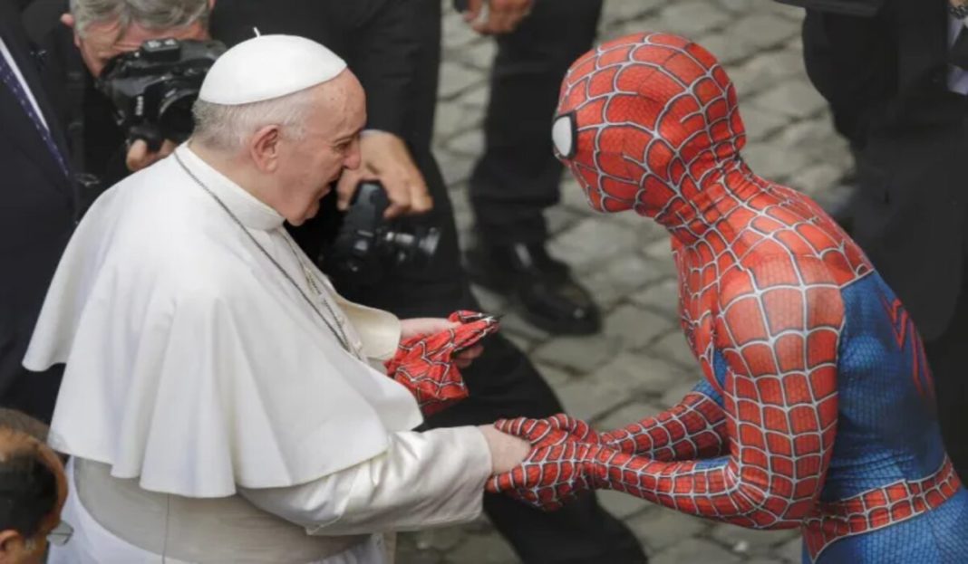 Spiderman, în audienţă la Papa Francisc