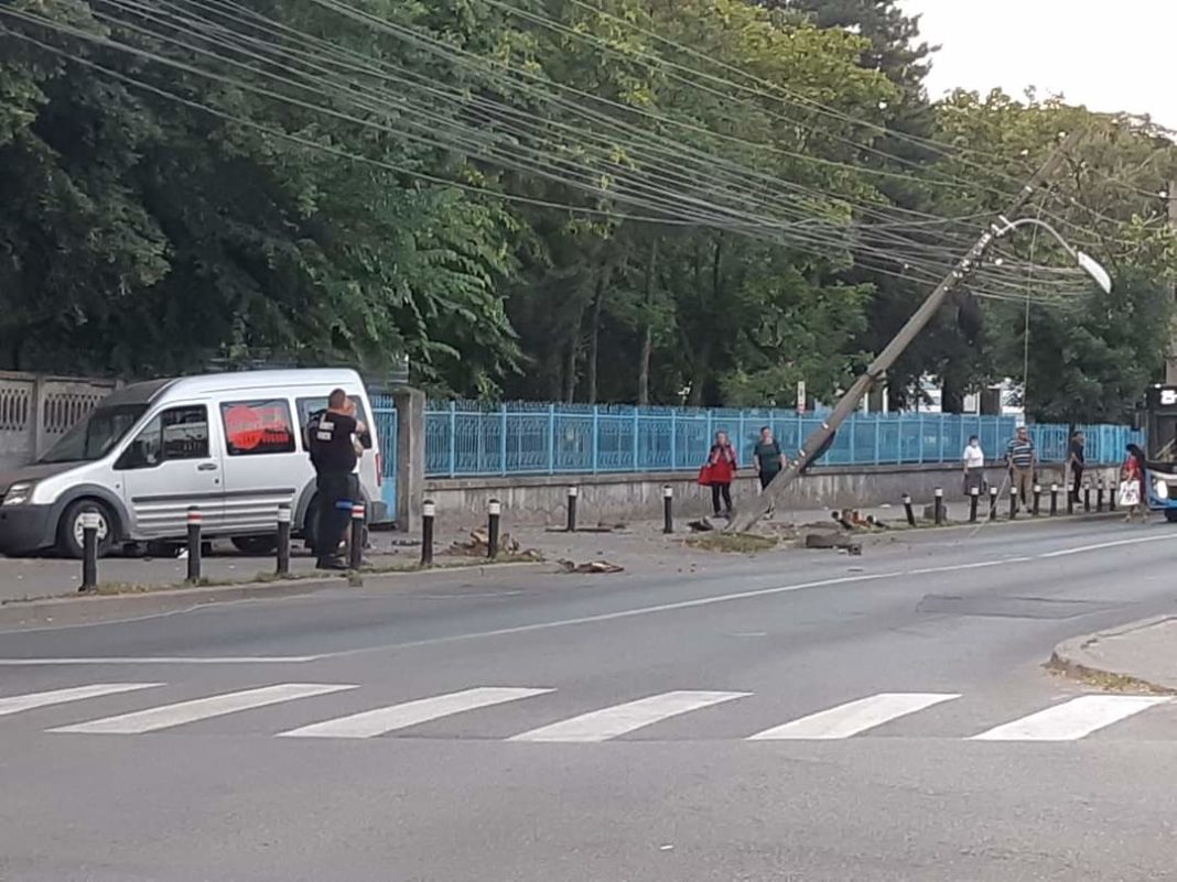 Accident pe strada Amaradia, din Craiova Foto INFO TRAFIC CRAIOVA ŞI DOLJ