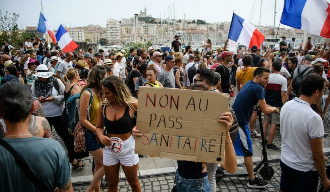 Mii de francezi protestează iar împotriva permisului sanitar și a obligativității vaccinării
