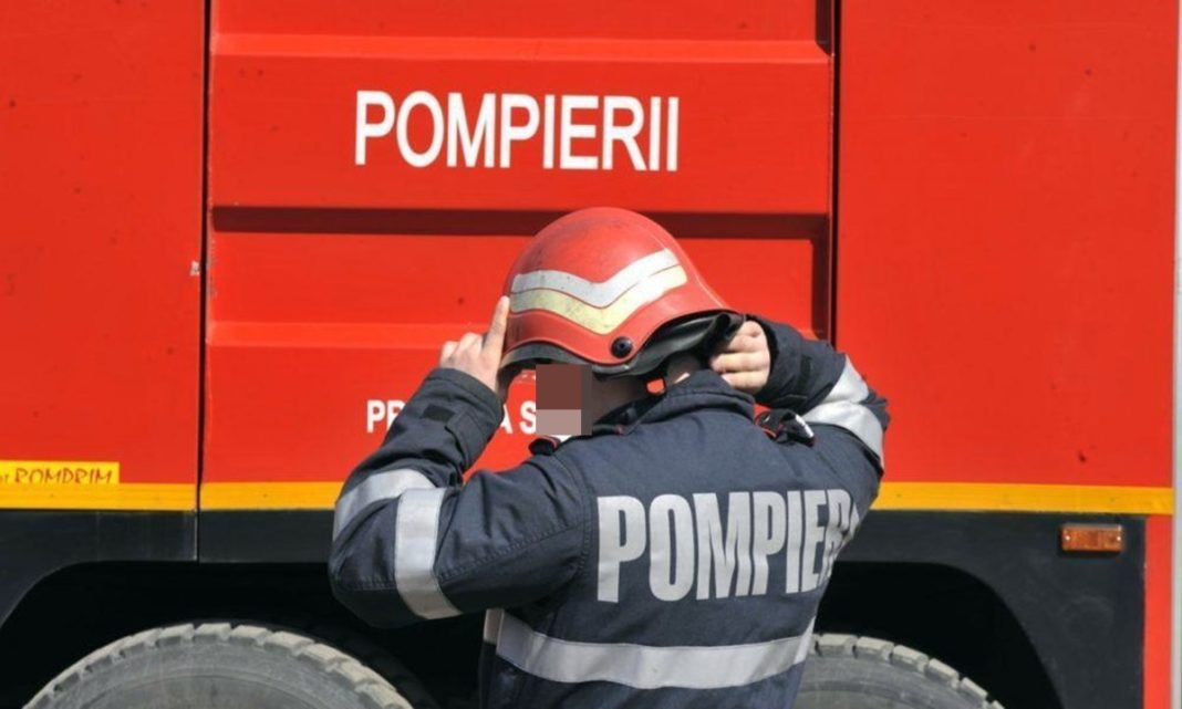 Incendiu la o ambulanţă SAJ aflată la sediu