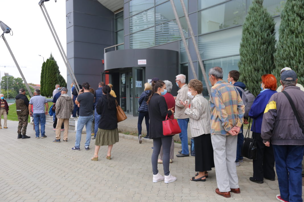 Coadă pentru vaccin, la Sala Polivalentă