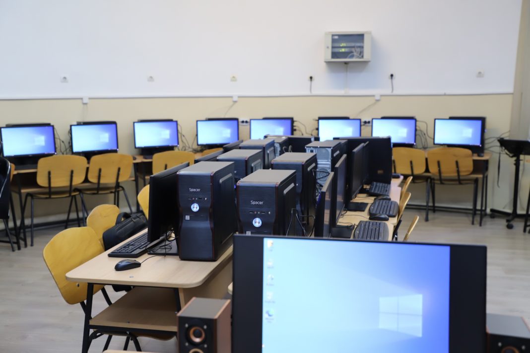 31 de calculatoare achiziţionate de Municipalitatea Râmnicului au fost predate către Catedra de informatică a Colegiului Naţional ”Mircea cel Bătrân”