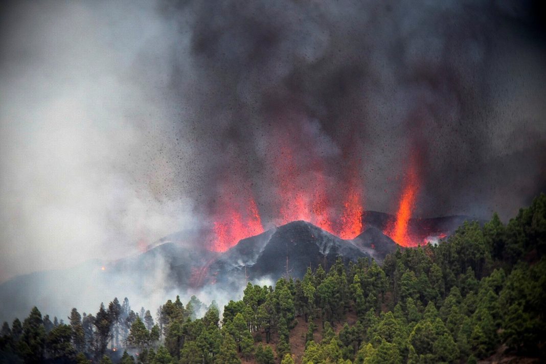 Alte persoane de pe insula spaniolă La Palma, obligate să îşi părăsească locuinţele