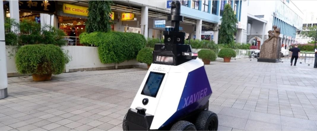 Singapore testează noi roboţi care patrulează pe străzi şi care îi atenţionează pe locuitorii cu “comportamente sociale indezirabile”