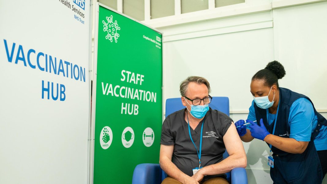 Vaccinarea anti-Covid, obligatorie pentru personalul medical din Anglia