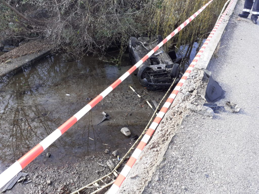 A plonjat cu mașina în râul Olănești