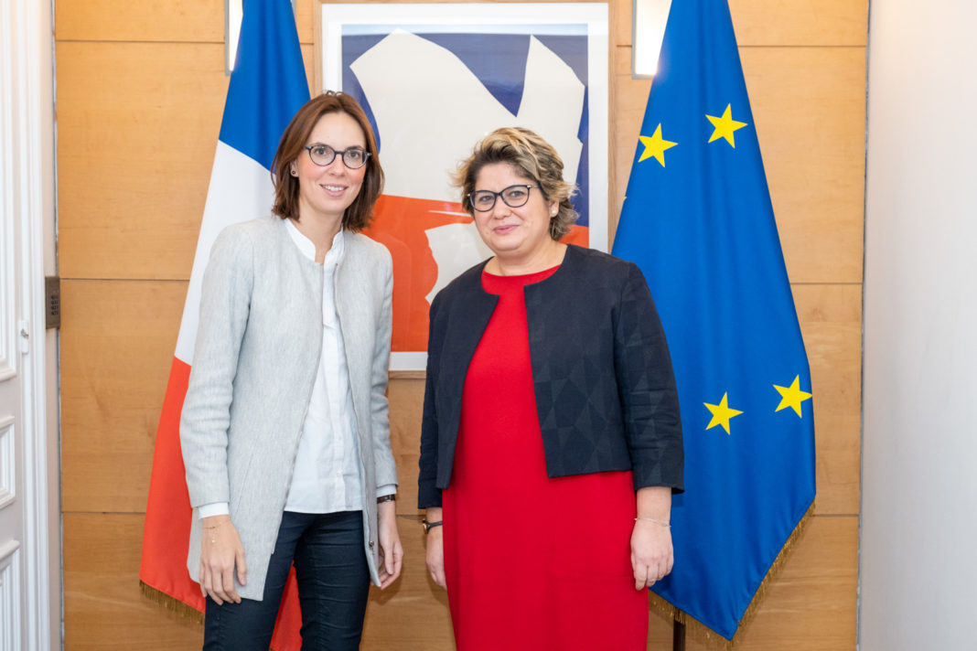 Secretarul de stat pentru afaceri europene, Iulia Matei (dreapta), la Paris