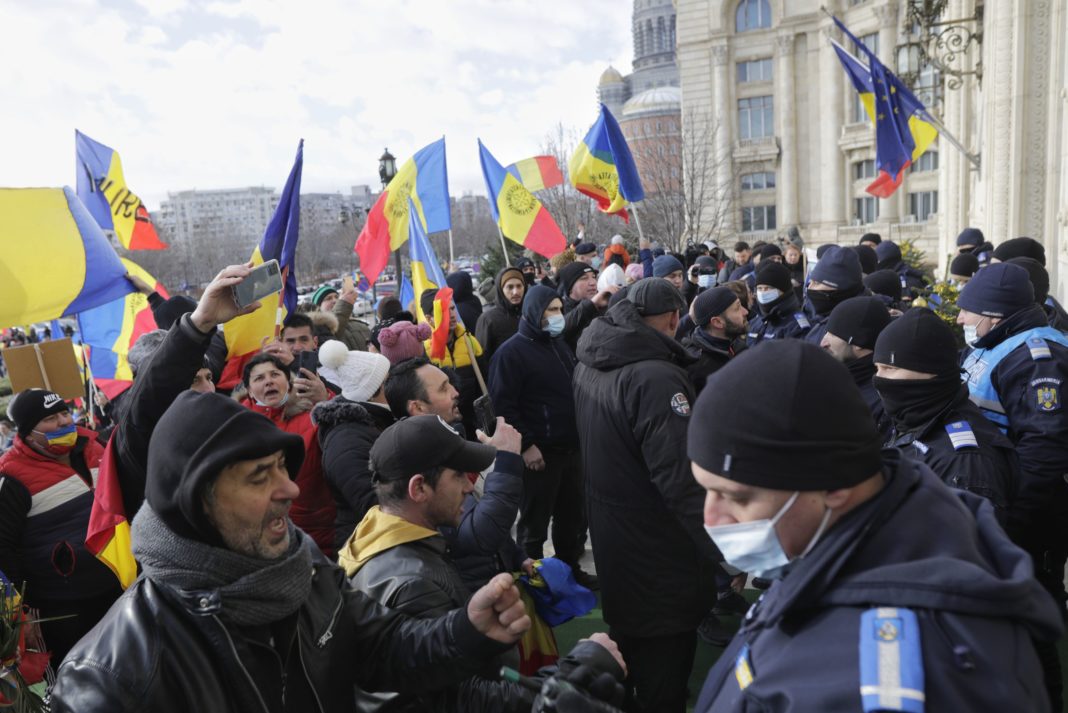 Câteva sute de protestatari au pătruns în curtea Senatului și, la un moment dat, au lovit o mașină, iar pe o alta au dat cu spray (Foto: Inquam/Octav Ganea)