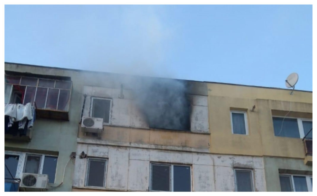 Incendiu într-un bloc, după ce mai mulți oameni au făcut un grătar într-o cameră