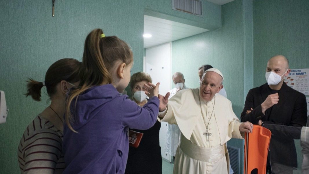 Papa Francisc strânge mâna pacienților tineri