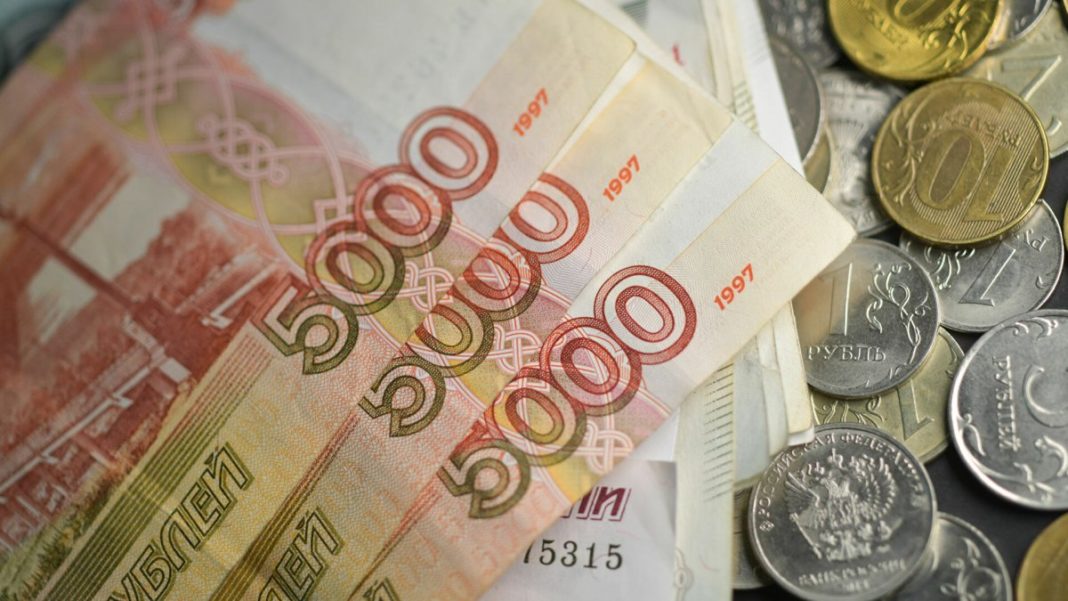 Rubla s-a depreciat şi mai mult joi, atingând un nivel record faţă de dolar şi euro