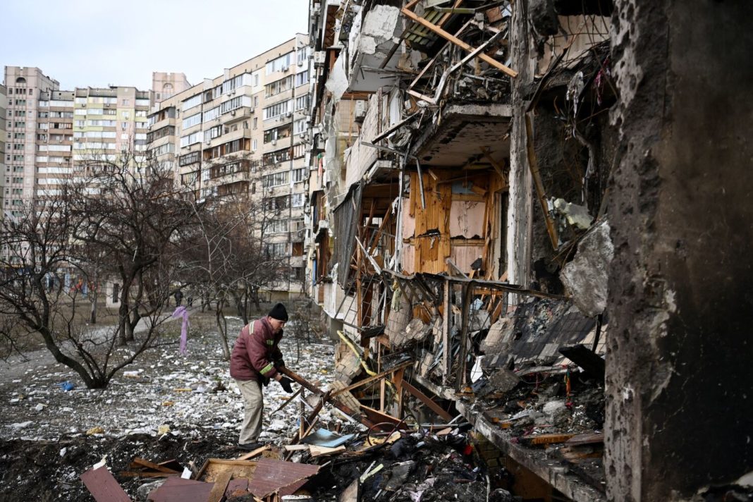 În Mariupol trag inclusiv în blocurile deja distruse de rachete