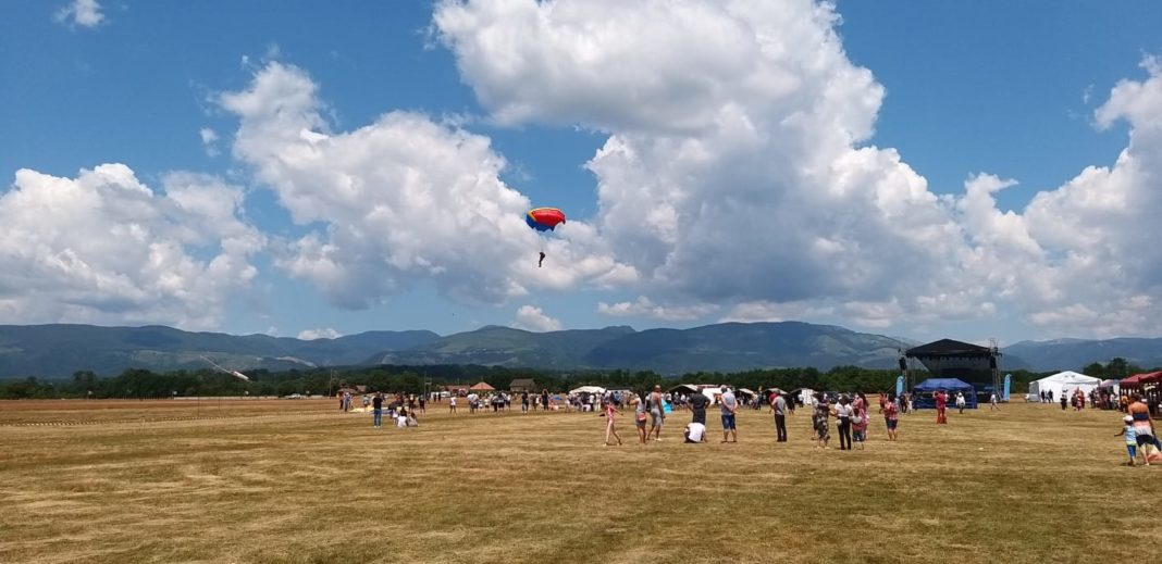 Gorj: Spectacol la Concursul internațional de parașutism de la Stănești