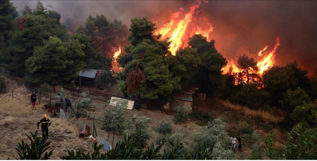 Alimentat de vânturile puternice, focul s-a extins pe versanţii montani împăduriţi din Gaia, iar autorităţile au ordonat evacuarea satului Kremastos