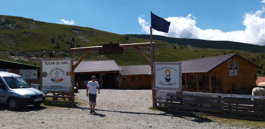 Stâna Ștefanu se află la ieșire din Rânca, pe Transalpina