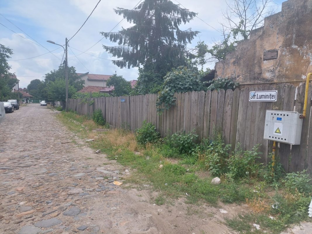 Strada Luminiţei, fără asfalt, dar cu multe buruieni