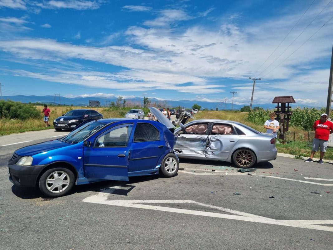 Patru persoane, între care un copil de 8 ani, rănite într-un accident rutier la Albeni