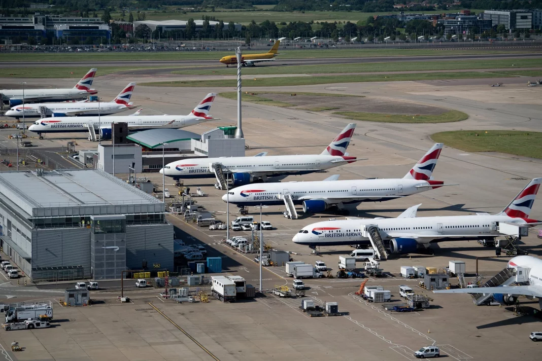 Canicula topește pistele aeroporturilor din Marea Britanie
