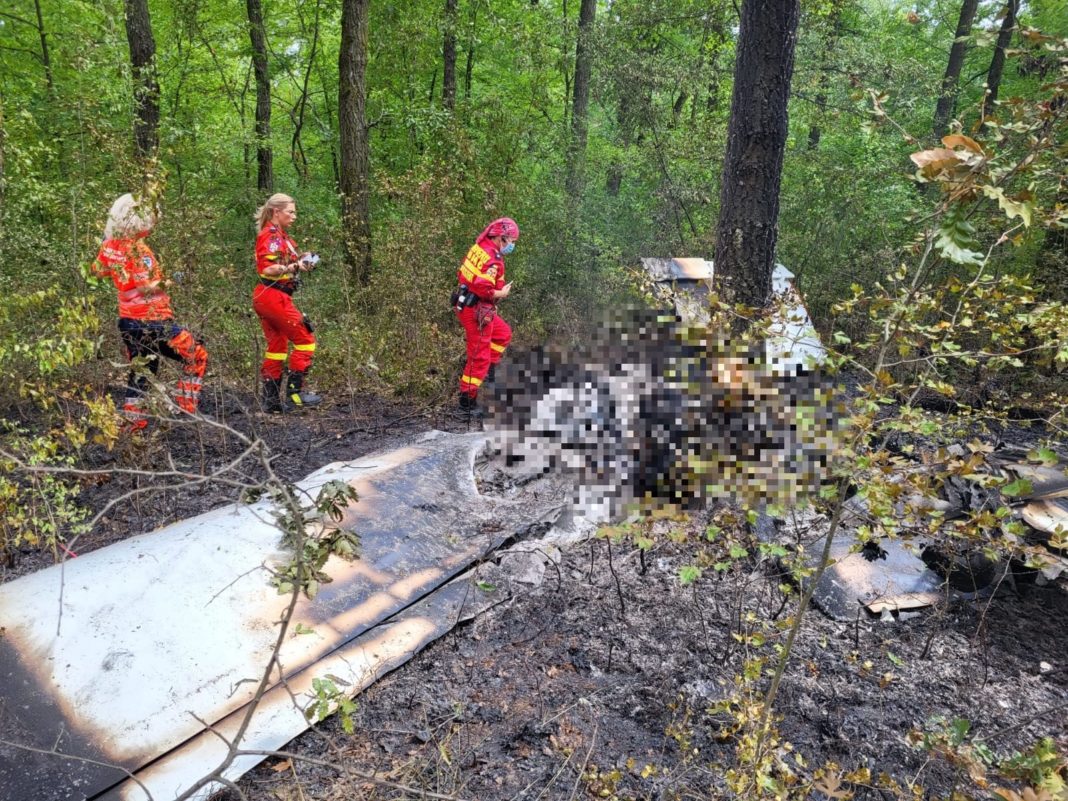 Un avion cu două persoane la bord s-a prăbușit într-o pădure din Giurgiu