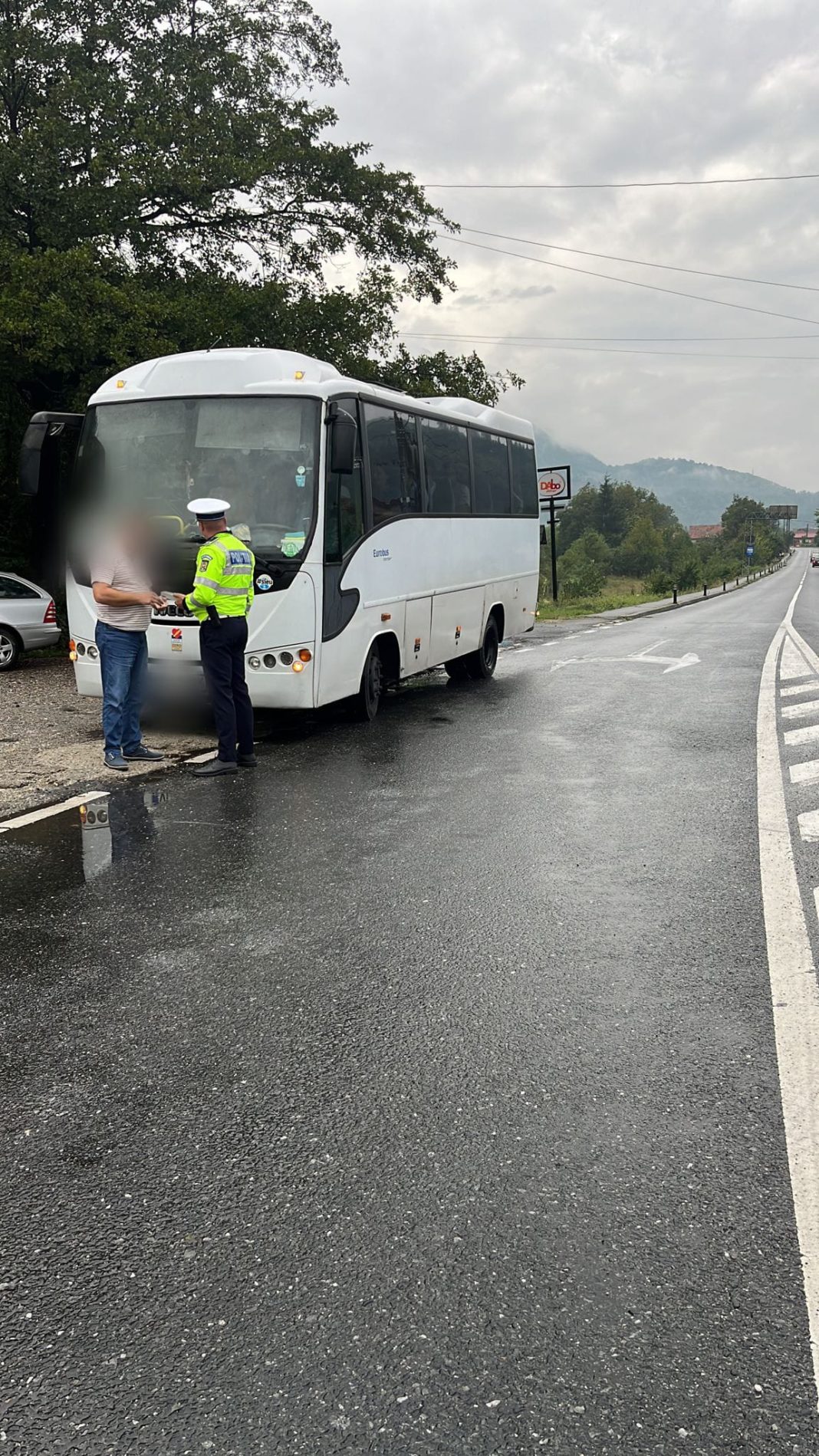 Au fost verificate atât documentele conducătorilor auto cât și ale autovehiculului precum și documentele necesare efectuării transportului de persoane, dar și cele în baza căruia s-a efectuat tipul de transport