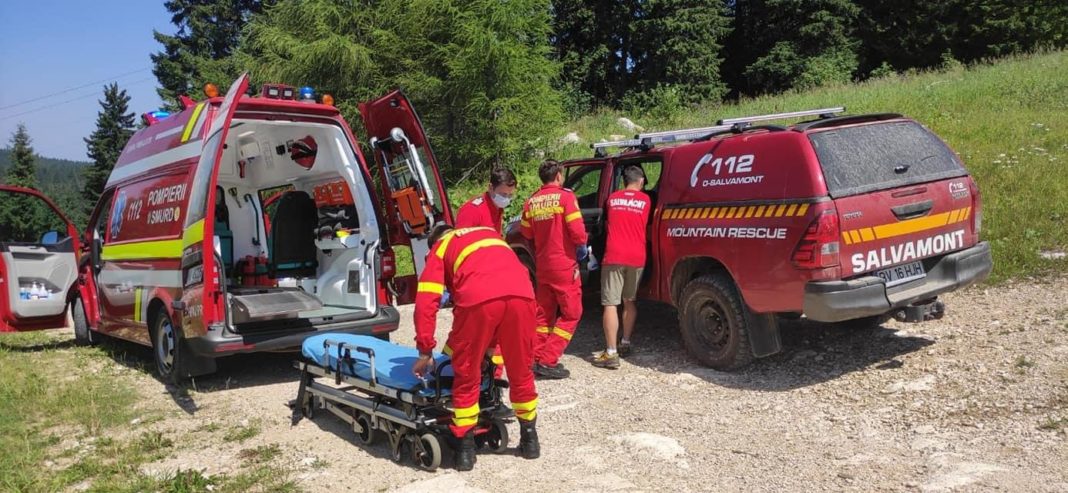 Copil în stare gravă după ce a căzut într-un defileu din masivul Piatra Mare