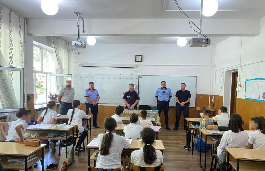 Acțiuni ale polițiștilor doljeni pentru prevenirea delicvenței juvenile și a absenteismului școlar