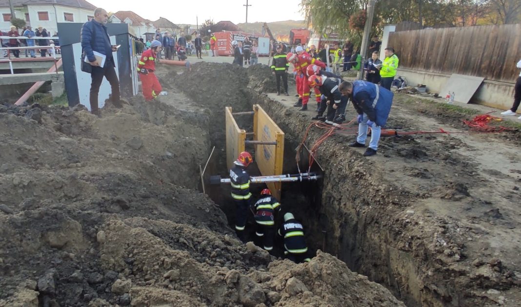 Tânăr mort după ce a fost prins sub un mal de pământ