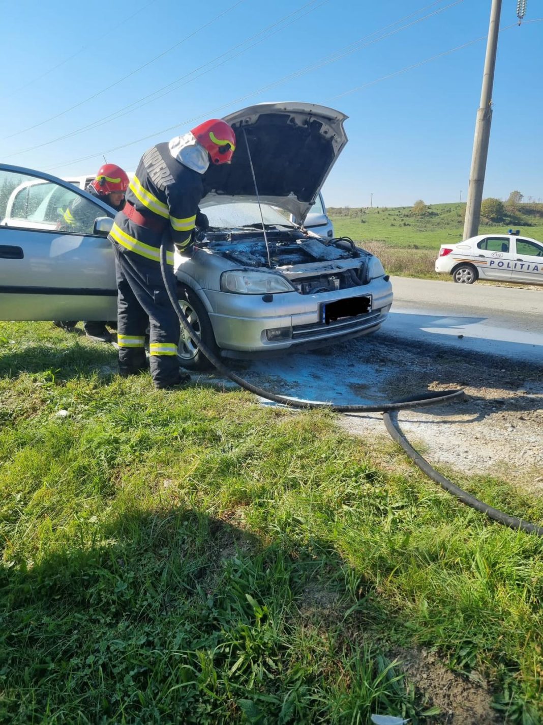 Incendiu la un vehicul care se deplasa în Târgu Jiu