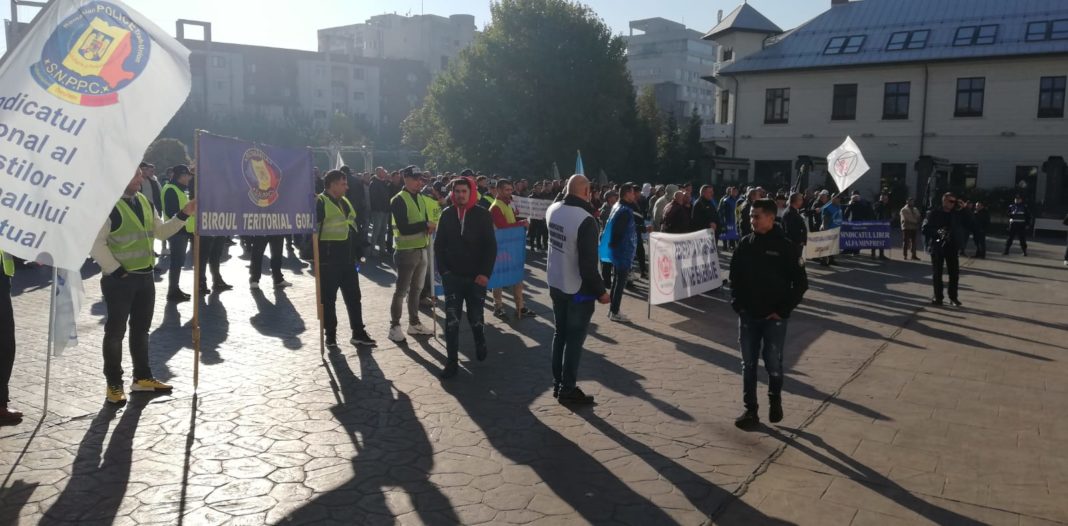 Sute de persoane protestează împotriva sărăciei în centrul municipiului Târgu Jiu