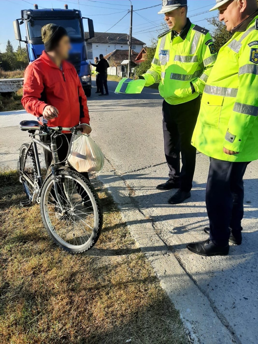 Zeci de veste reflectorizante, distribuite căruțașilor și bicicliștilor din Gorj