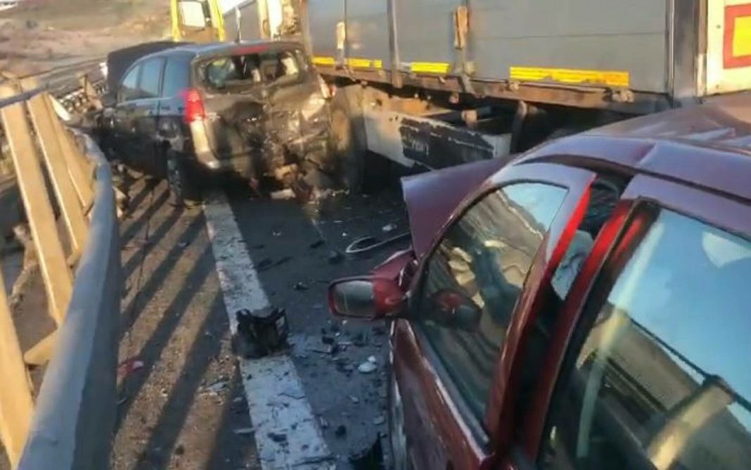 Accident rutier cu 13 autovehicule implicate şi 6 victime