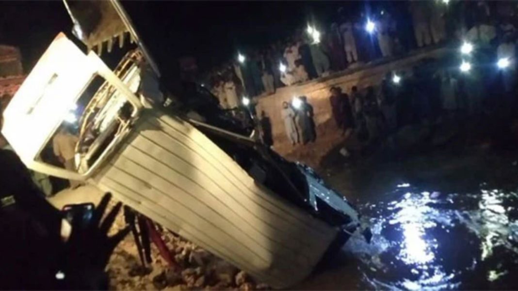 20 de persoane, majoritatea copii, au murit într-un accident rutier în Pakistan