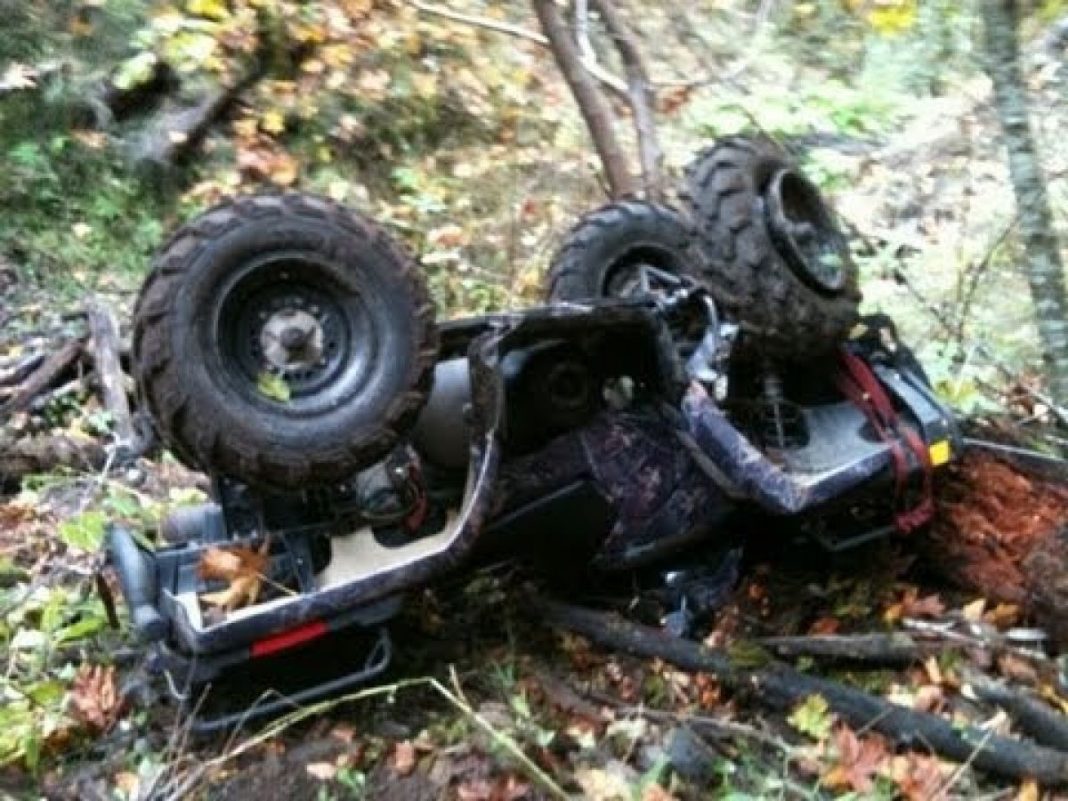Persoană accidentată grav după ce s-a răsturnat cu un ATV în zona montană